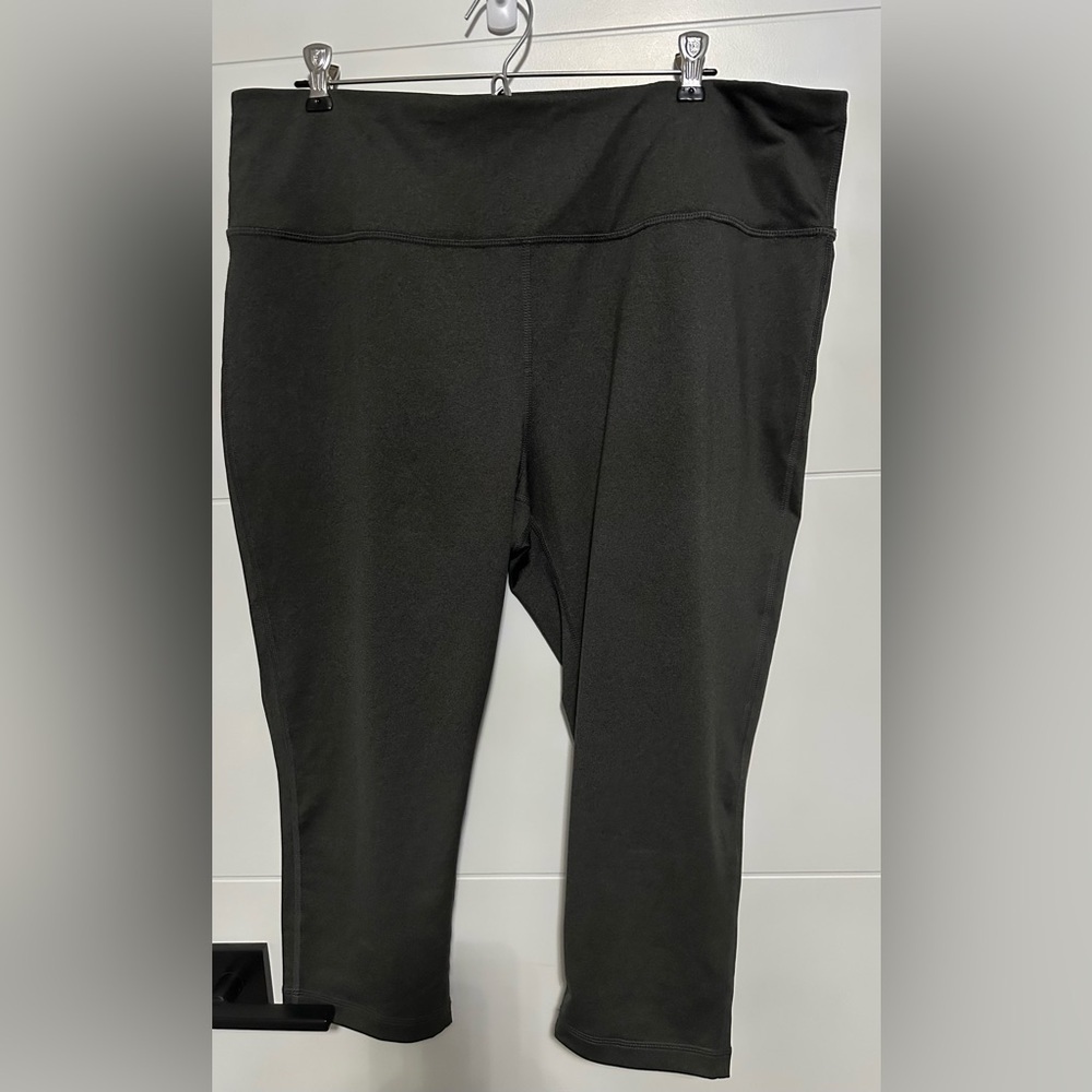 Athletic Works Women’s Dri-More Fitted Crop Leggings- Size XXL
